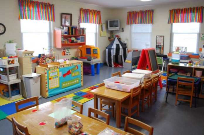 βοηθός βρεφονηπιοκόμου