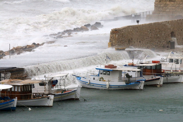 Τεράστια κύματα χτυπούν του φρούριο του Κούλε στο Ηράκλειο Κρήτης , Τρίτη 10 Φεβρουαρίου 2015. Χαμηλές θερμοκρασία, θυελλώδεις άνεμοι, καταιγίδες και χιονοπτώσεις πλήττουν την Κρήτη με την κακοκαιρία να επελαύνει σε ολόκληρη τη χώρα . Η κακοκαιρία έκανε την εμφάνιση της με έντονες βροχοπτώσεις και ισχυρούς ανέμους και στην πόλη του Ηρακλείου που προκάλεσαν ζημιές και πτώσεις δέντρων. ΑΠΕ ΜΠΕ/ΑΠΕ ΜΠΕ/ΣΤΕΦΑΝΟΣ ΡΑΠΑΝΗΣ