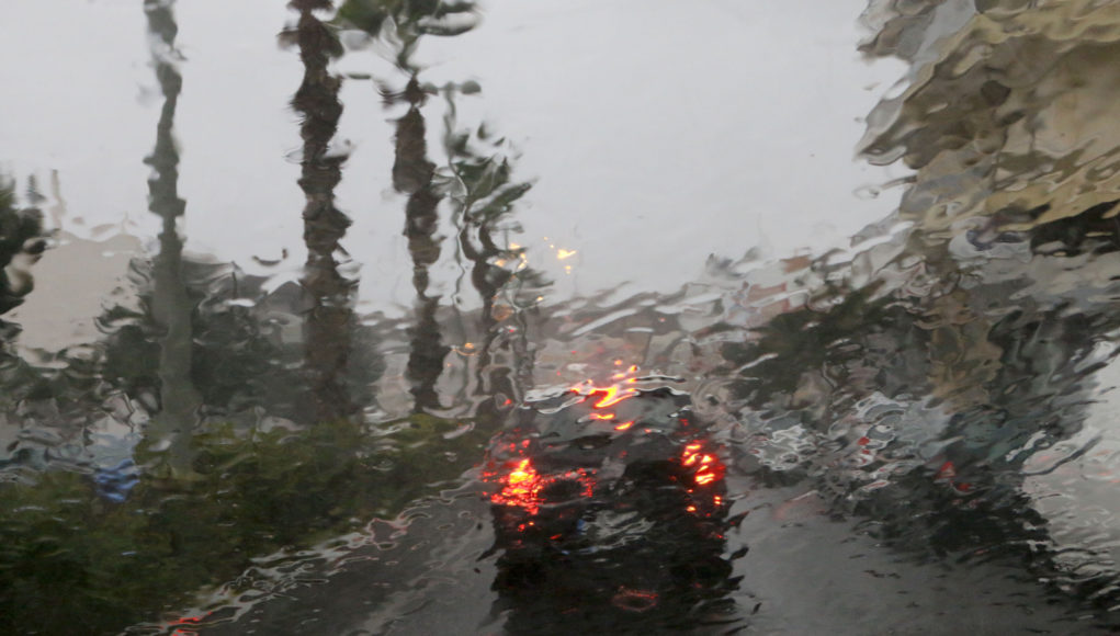 Βροχή μέσα από τζάμι αυτοκινήτου στο Ηράκλειο Κρήτης , Τρίτη 10 Φεβρουαρίου 2015. Χαμηλές θερμοκρασία, θυελλώδεις άνεμοι, καταιγίδες και χιονοπτώσεις πλήττουν την Κρήτη με την κακοκαιρία να επελαύνει σε ολόκληρη τη χώρα . Η κακοκαιρία έκανε την εμφάνιση της με έντονες βροχοπτώσεις και ισχυρούς ανέμους και στην πόλη του Ηρακλείου που προκάλεσαν ζημιές και πτώσεις δέντρων. ΑΠΕ ΜΠΕ/ΑΠΕ ΜΠΕ/ΣΤΕΦΑΝΟΣ ΡΑΠΑΝΗΣ