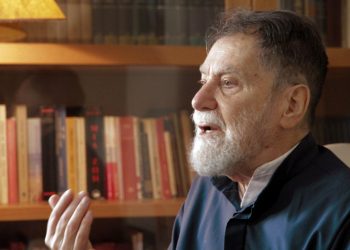 Ενας “αναρχικός” παπάς: Ο Χριστός ήταν ξυπόλητος και με ένα χιτώνα. Σήμερα βλέπουμε τον κλήρο με χρυσαφικά