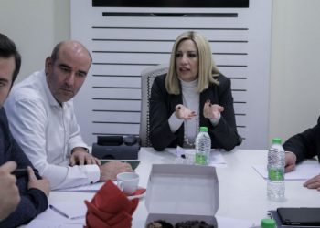 Γεννηματά: "Στον άερα" 400.000 εργαζόμενοι, σερβιτόροι και ντελιβεράδες"