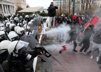 Ένταση και χημικά ανάμεσα σε ΜΑΤ και φοιτητές (VIDEO)