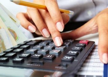 Έρχεται μείωση στις εισφορές μισθωτών κι επιχειρήσεων