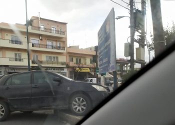 Ανέβηκε στο… στηθαίο – Τροχαίο στο Ηράκλειο (φωτο)