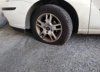 Ηράκλειο: Του έσκασαν τα λάστιχα με μαχαίρι (φωτο)