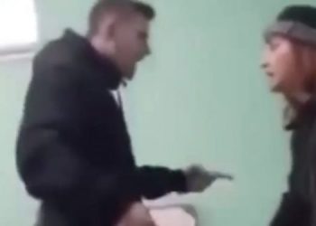 Σαλος με το μαθητή που «τραμπουκίζει» καθηγήτρια, για να του σβήσει απουσία! (VIDEO)