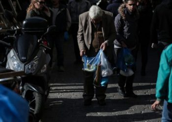 Σχεδόν 1 στα 3 νοικοκυριά δεν μπορεί να πληρώσει εγκαίρως λογαριασμούς