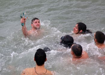 Βούτηξαν στα παγωμένα νερά του Ηρακλείου για το σταυρό! (φωτο)