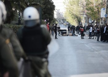Επεισόδια και οδοφράγματα μπροστά από την ΑΣΟΕΕ (VIDEO)