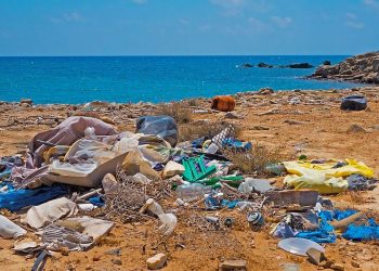 Συνεργασίες στην Κρήτη για την πρόληψη της πλαστικής ρύπανσης στις ακτές