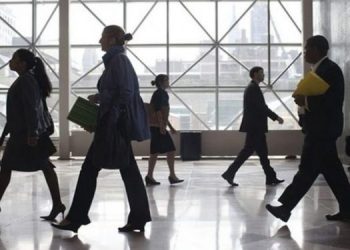 Οι μισοί άνεργοι αναζητούν δουλειά πάνω από ένα χρόνο