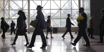 Οι μισοί άνεργοι αναζητούν δουλειά πάνω από ένα χρόνο