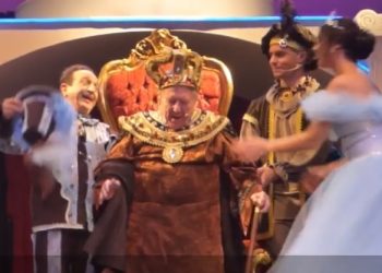 Κώστας Βουτσάς: Η τελευταία θεατρική του εμφάνιση (VIDEO)