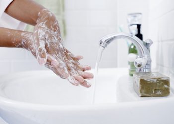 Aπολυμαντικό χεριών ή νερό και σαπούνι; Τι μας προστατεύει καλύτερα από τον κορωνοϊό