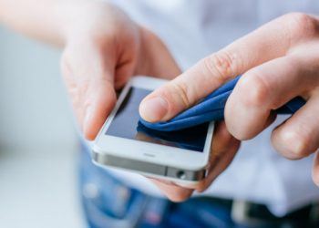 Τσιόδρας: "Καθαρίστε σχολαστικά τα κινητά σας"