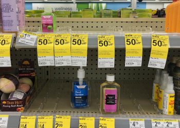 Μέχρι τρία τεμάχια αντισηπτικά ανά πελάτη