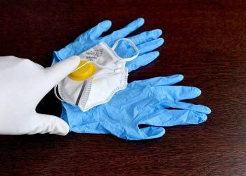 Κορωνοϊός: Γάντια και μάσκες καταλήγουν στην αποχέτευση – Αποτελούν κίνδυνο γιατί δε διασπόνται