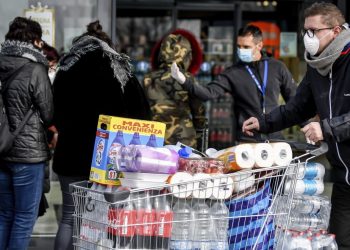 Κορωνοϊός: Προμήθειες για 2 μήνες κάνουν οι καταναλωτές