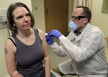 Πρώτη κλινική δοκιμή εμβολίου κατά του κορωνοϊού σε μητέρα δύο παιδιών