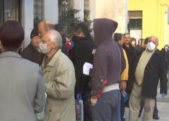 Οι ουρές στις τράπεζες για τις συντάξεις φέρνουν νέα… μέτρα