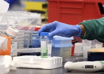 Κορωνοϊός: Επιβιώνει για ώρες στον αέρα, μεταδίδεται εύκολα από άτομα χωρίς συμπτώματα;