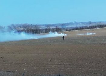 Απίστευτο: Οι Τούρκοι πετούν χημικά στις ελληνικές δυνάμεις με καθοδήγηση από drones!