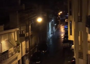 Συγκινητικές στιγμές: Χειροκροτήματα στα μπαλκόνια σε όλη την Ελλάδα (VIDEO)