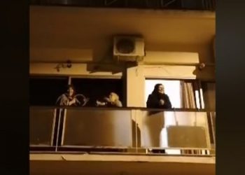Κορωνοϊός: Γιαγιάδες τραγουδούν στο μπαλκόνι «ο χάρος βγήκε παγανιά» και «έχετε γεια βρυσούλες» (VIDEO)