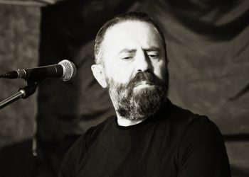 Ένας μουσικός «ιχνηλάτης»: Ο Νίκος Ταβερναράκης «αποκαλύπτεται» στο voucherergasia.gr