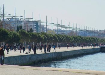 Θεσσαλονίκη: Γεμάτη κόσμο η παραλία παρά τις συστάσεις για περιορισμό!