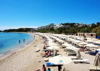 Κορωνοϊός: Κλείνουν οργανωμένες παραλίες και χιονοδρομικά κέντρα μετά τον συνωστισμό!