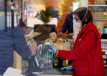 Τσιόδρας για μάσκες: Όχι στην γενική χρήση λέει ο ΠΟΥ