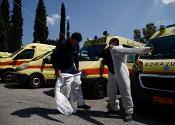 Οι ήρωες με τις λευκές στολές – Η μάχη του ΕΚΑΒ με τον κορωνοϊό (VIDEO)