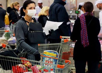 Παπαθανάσης: Πρέπει να μάθουμε να ζούμε με τη μάσκα