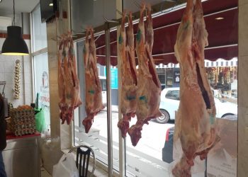 Οβελίας: Αυξημένες οι παραγγελίες στα κρεοπωλεία – Αυτές είναι οι τιμές των αμνοεριφίων