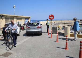 Το Λιμενικό φυλάει την κλειστή είσοδο του λιμενοβραχίονα στον Κούλε (φωτο)