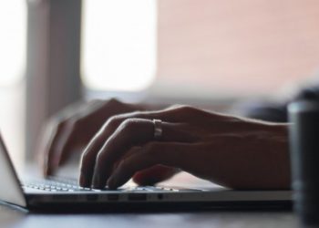 Μόνο ένας στους δέκα υπαλλήλους σε αναστολή μπορεί να εργάζεται μέσω τηλεργασίας