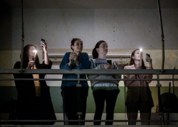 Μία Ανάσταση που θα θυμόμαστε για πάντα: Άδειοι δρόμοι, κόσμος στα μπαλκόνια και κατάνυξη στις ψυχές μας (VIDEOS)