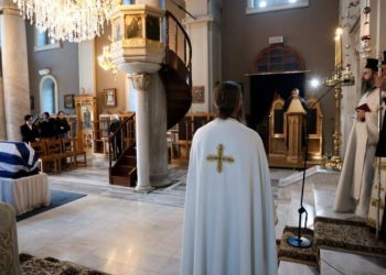 Tο ύστατο χαίρε του Αρχιεπισκόπου στον Μανώλη Γλέζο