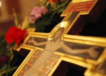 Ανοιχτές οι εκκλησίες για τους πιστούς για 4 ώρες τη Μεγάλη Παρασκευή