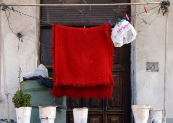 Γιατί την Μεγάλη Πέμπτη κρεμάμε κάτι κόκκινο στο μπαλκόνι;