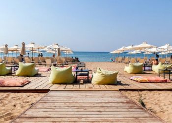 Ανοίγουν το Σαββατοκύριακο οι οργανωμένες παραλίες