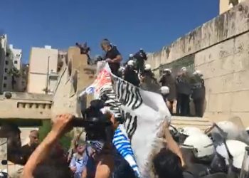 Ένταση στη Βουλή: Διαδηλωτές προσπάθησαν να ανέβουν τα σκαλιά (VIDEO)