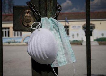 Τι απαντά το Υπουργείο Παιδείας για την αποκλιμάκωση των μέτρων στα σχολεία