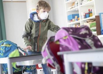 Ανοίγουν τα σχολεία στη σκιά του κορωνοϊού