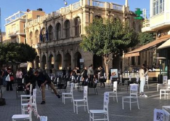 Άδειες καρέκλες και στο Ηράκλειο – Διαμαρτυρία των καταστηματαρχών εστίασης (φωτο)