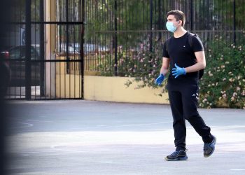 Οι μαθητές επέστρεψαν στις τάξεις τους – Πρώτη μέρα στα σχολεία μετά την καραντίνα (φωτογραφίες)