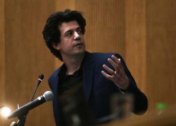 Δασκαλάκης: Ο ρόλος των κινητών στη μάχη κατά του κορωνοϊού