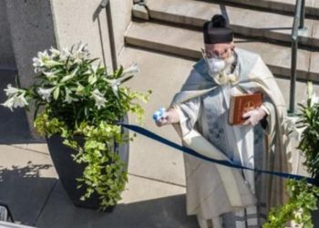 Ιερέας ψεκάζει αγιασμό με… νεροπίστολο