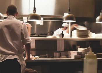 Οι κανόνες για να τρώμε με ασφάλεια στα εστιατόρια